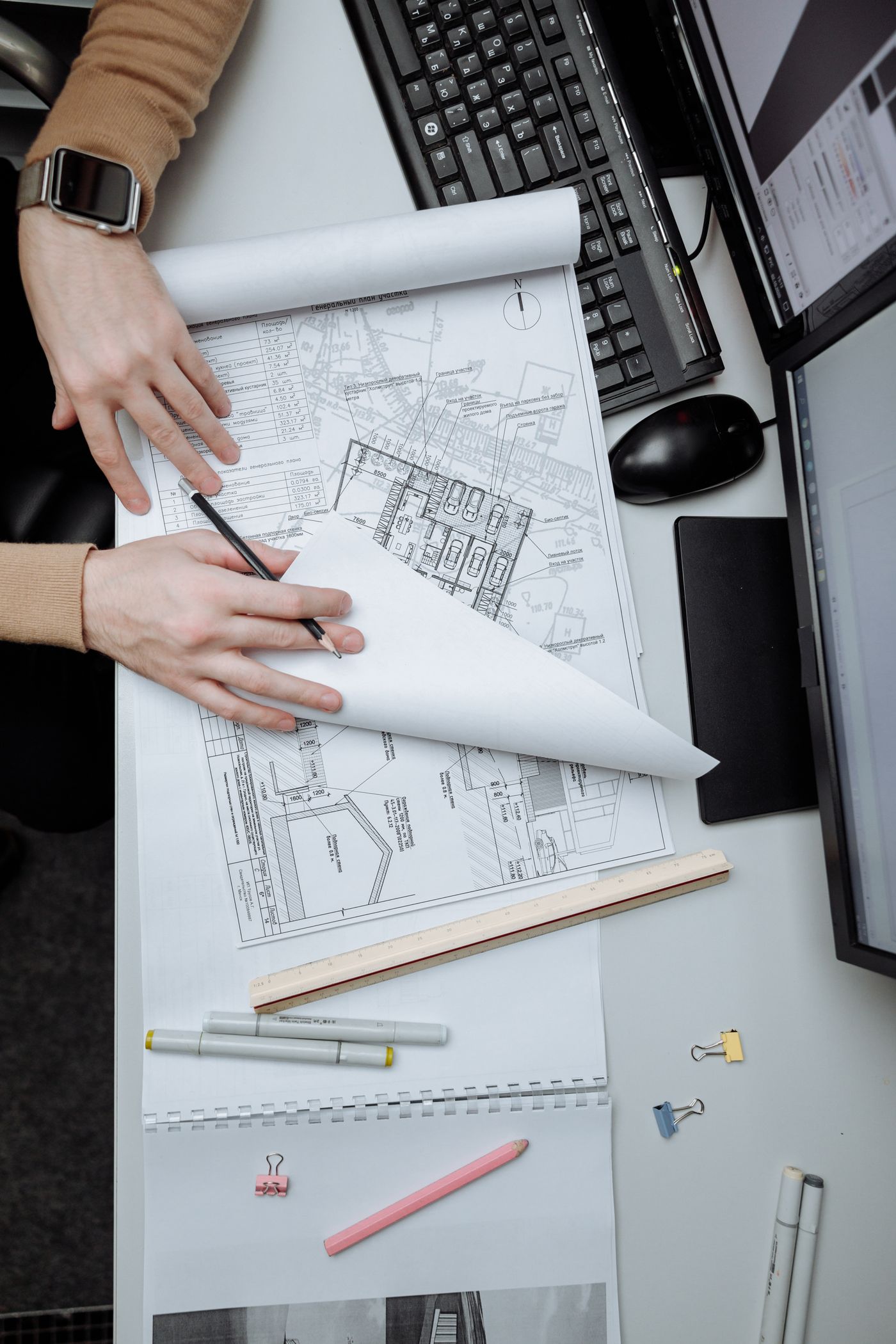 Architecte examinant des plans de construction