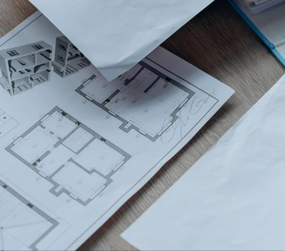 Dossier de permis de construire et plans sur une table